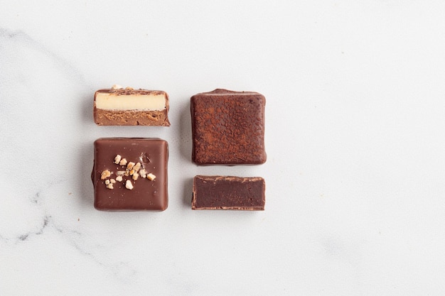 Bonbons au chocolat avec praliné sur fond de marbre blanc