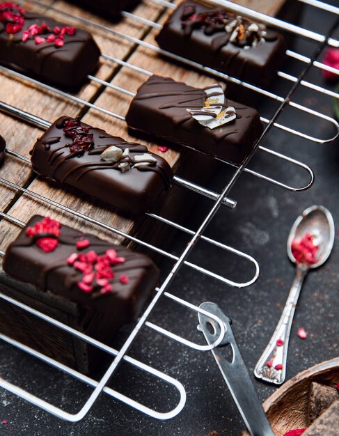 Bonbons au chocolat sans sucre sur le grill de la cuisine.