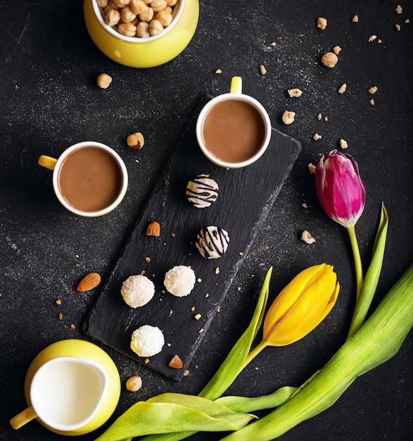 Bonbons au chocolat sans sucre sur planche de pierre noire.