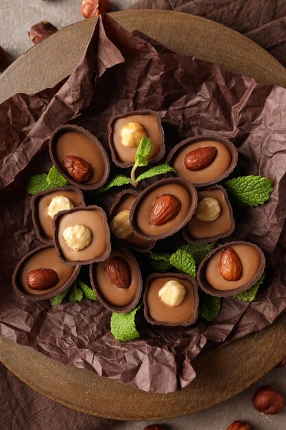 Bonbons au chocolat savoureux en assiette, vue de dessus