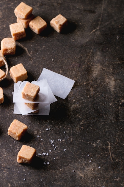 Bonbons au fudge sur nappe