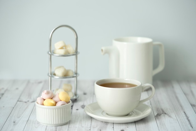 Bonbons au thé vert sur fond blanc