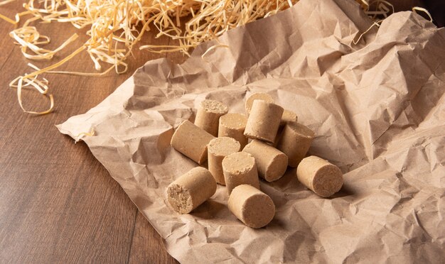 Bonbons aux arachides (paçoca ou pacoca) Bonbons brésiliens traditionnels à base d'arachides, disposés sur du papier brun sur une table. Mise au point sélective.