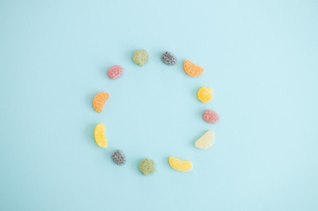 Bonbons aux fruits de couleur gelée sur fond bleu