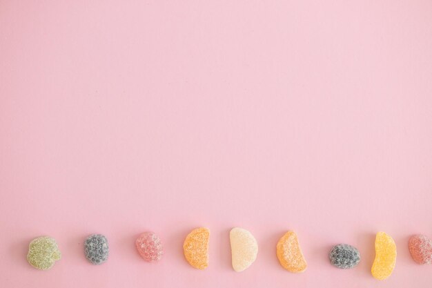 Bonbons aux fruits à la gelée italienne sur fond rose