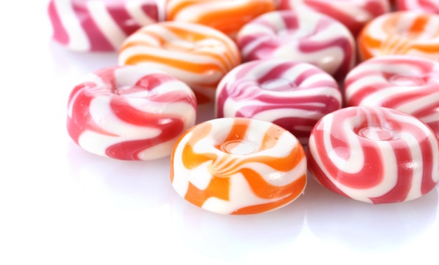 Bonbons aux fruits à rayures isolated on white