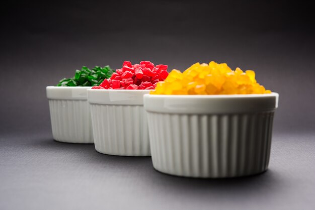 Bonbons aux fruits sucrés également connus sous le nom de tutti-frutti, fruits confits servis dans un bol utilisé dans une poêle à masala en Inde ou dans des gâteaux ou des bonbons