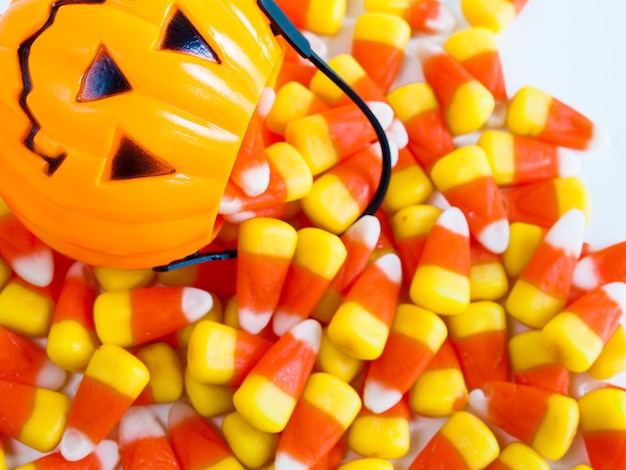 Bonbons bonbons au maïs tombant du sac de friandises d'Halloween.