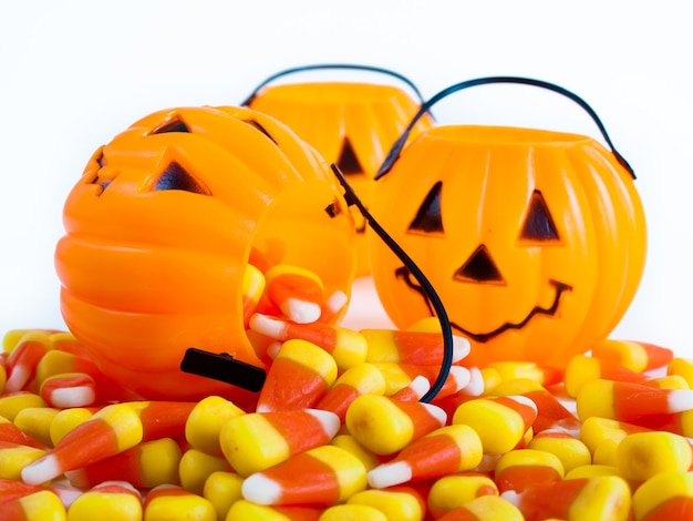 Bonbons bonbons au maïs tombant du sac de friandises d'Halloween.