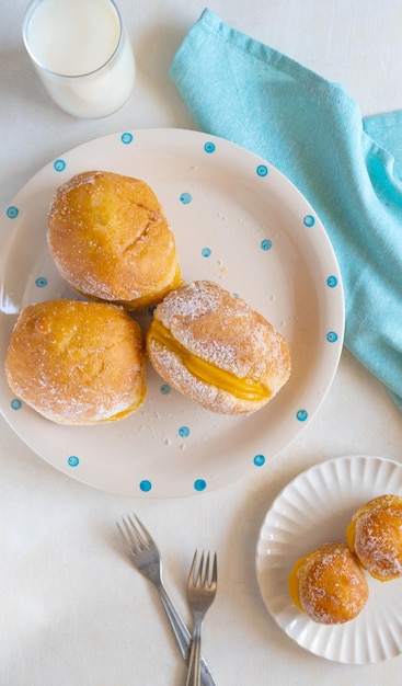 Bonbons boule de Berlin sur une assiette sur la table