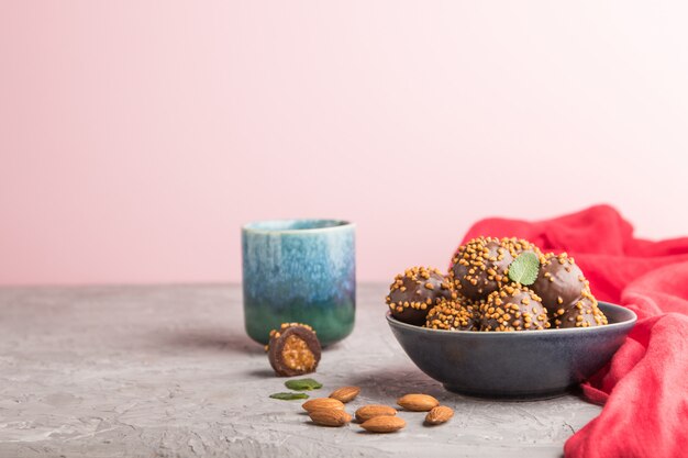 Bonbons boules au chocolat et caramel aux amandes et une tasse de café