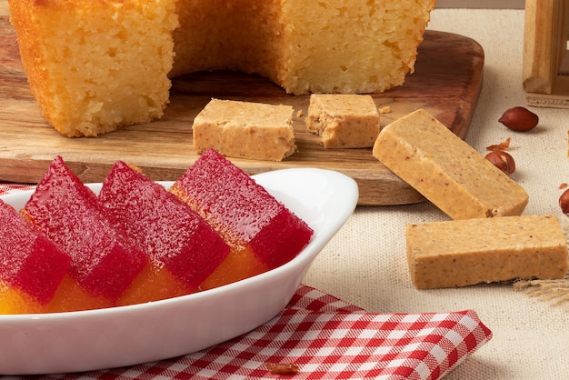 Bonbons brésiliens de fête de Junina sur la table