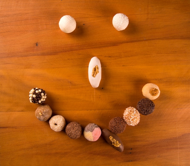 Bonbons brésiliens traditionnels - brigadeiros - sur une surface en bois