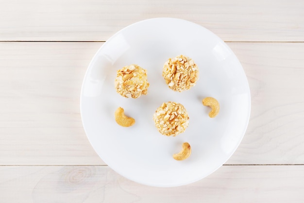 Bonbons brigadeiro brésiliens traditionnels aux noix de cajou sur une table en bois Vue de dessus mise à plat