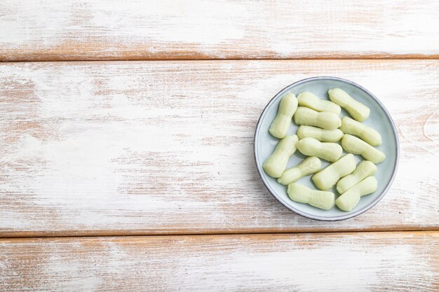 Bonbons de céleri gelée sur fond de bois blanc