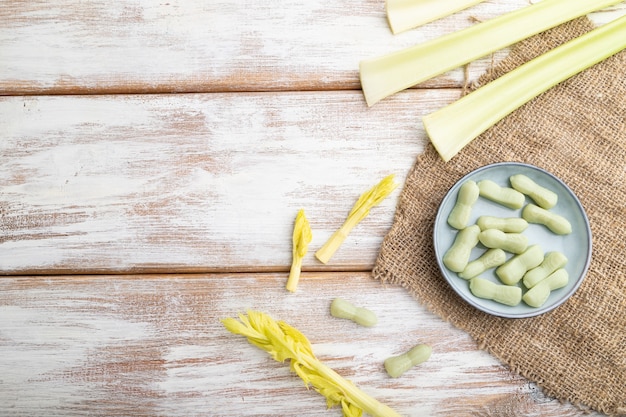 Bonbons de céleri gelée sur fond de bois blanc