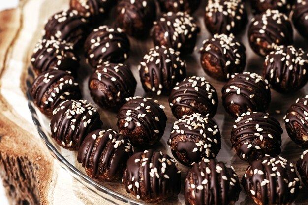 Bonbons de chocolats ronds aux graines de sésame