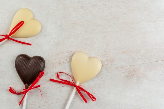 Bonbons coeurs au chocolat sur tableau blanc