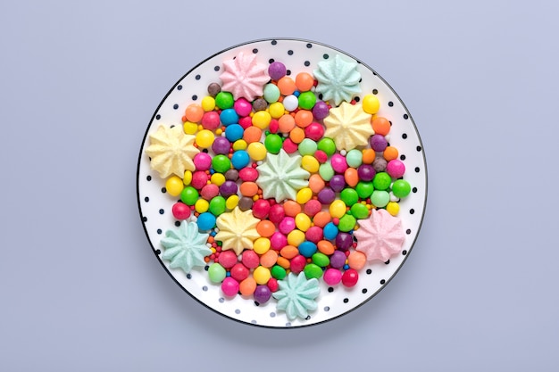 Bonbons colorés sur une assiette