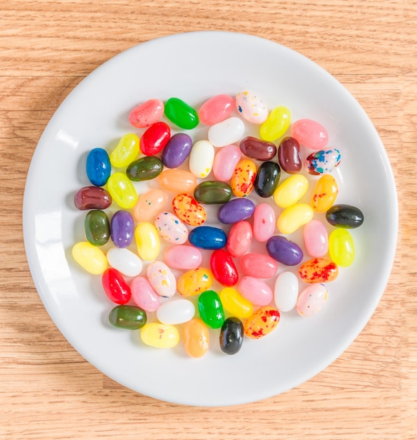 Bonbons colorés dans une assiette blanche