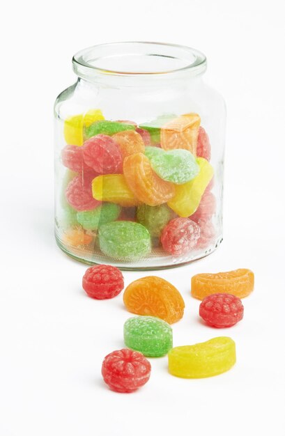 des bonbons colorés dans un pot en verre