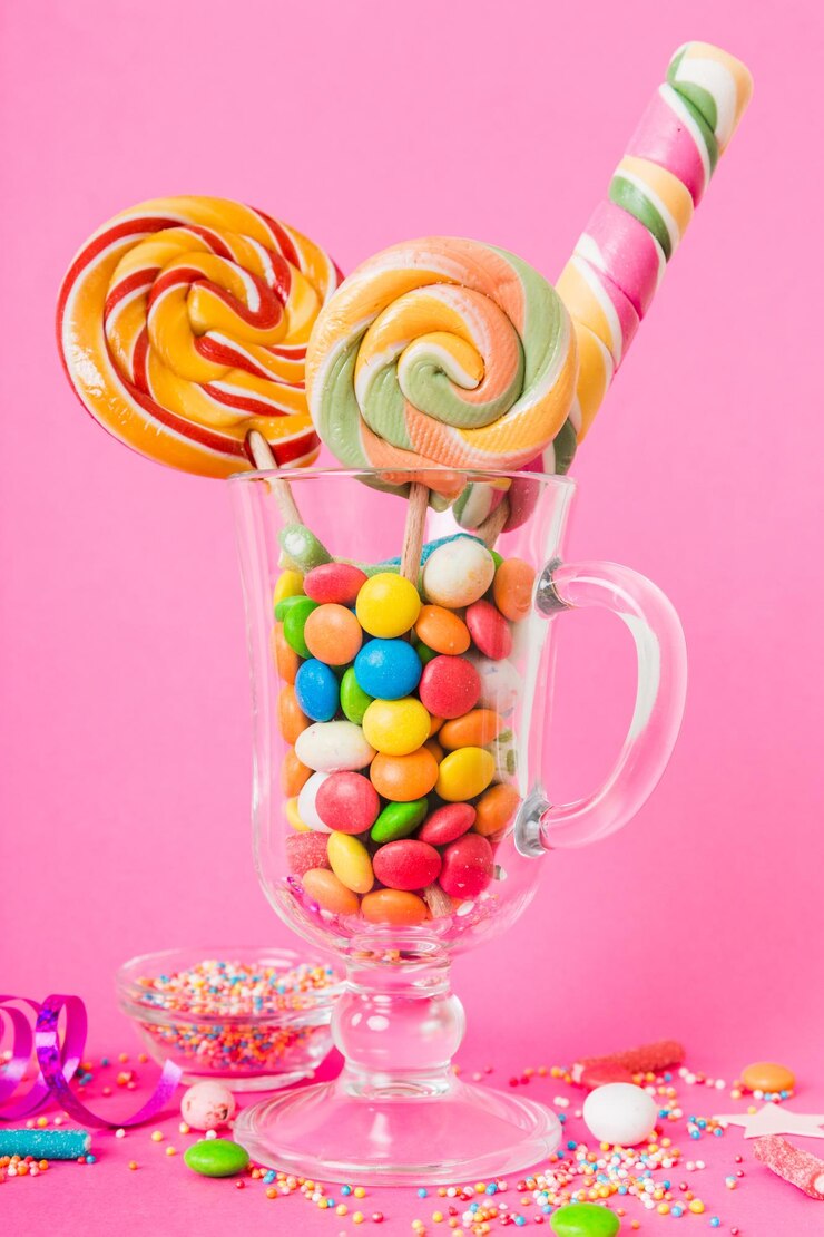 Photo bonbons colorés dans une tasse sur la table sur fond clair grandes sucettes tourbillonnantes concept créatif d'un pot plein de délicieux bonbons du magasin de bonbons