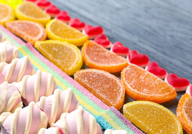 Photo bonbons colorés sur fond en bois