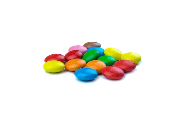 Bonbons colorés isolés sur blanc