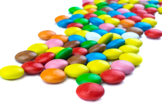 Bonbons colorés isolés sur blanc