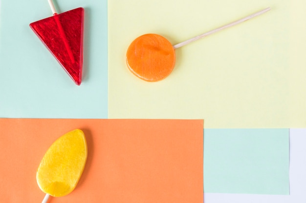 Bonbons colorés, sucette sur fond de couleur, multicolore