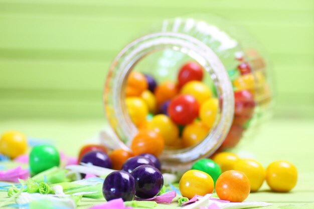 Bonbons de couleur dans un bocal en verre