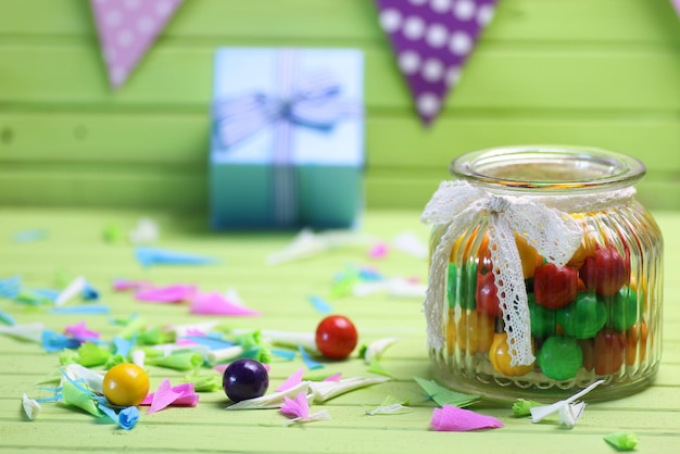 Bonbons de couleur dans un bocal en verre