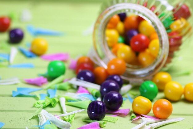 Bonbons de couleur dans un bocal en verre