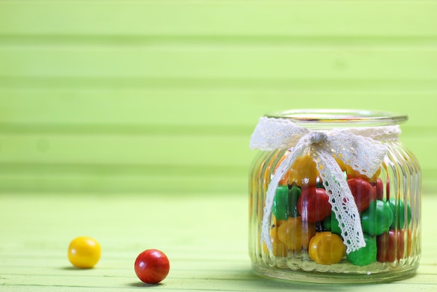 Bonbons de couleur dans un bocal en verre