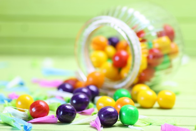 Bonbons de couleur dans un bocal en verre