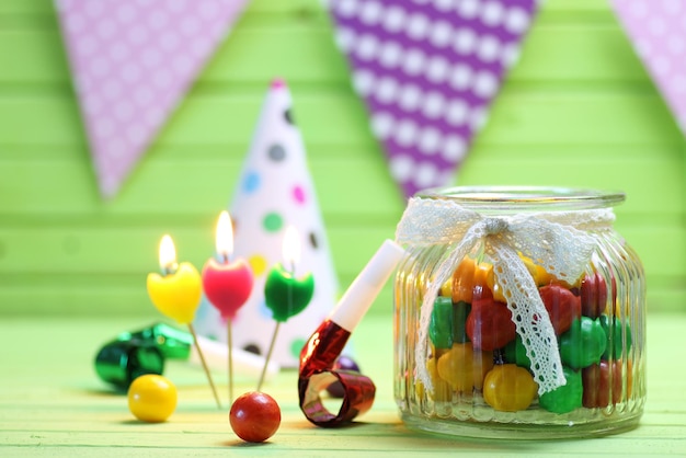 Bonbons de couleur dans un bocal en verre