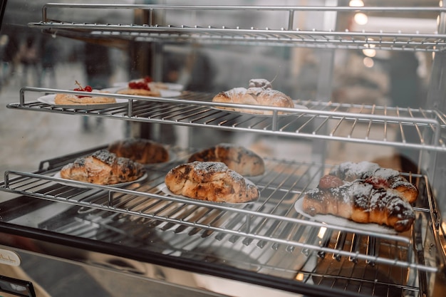 Bonbons et croissants affichés dans une vitrine de pâtisserie