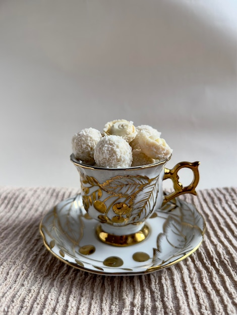 Bonbons croustillants à la noix de coco dans une tasse