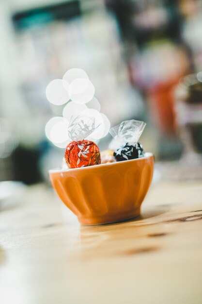 Photo bonbons dans un bol de noël arrière-plan flou