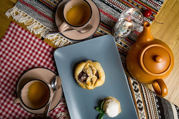 Photo bonbons et desserts géorgiens traditionnels aux noisettes, noix, jus de raisin, miel, chocolat. baklava, nakhini, churchkhela. fruits frais et fruits confits. café turc traditionnel.