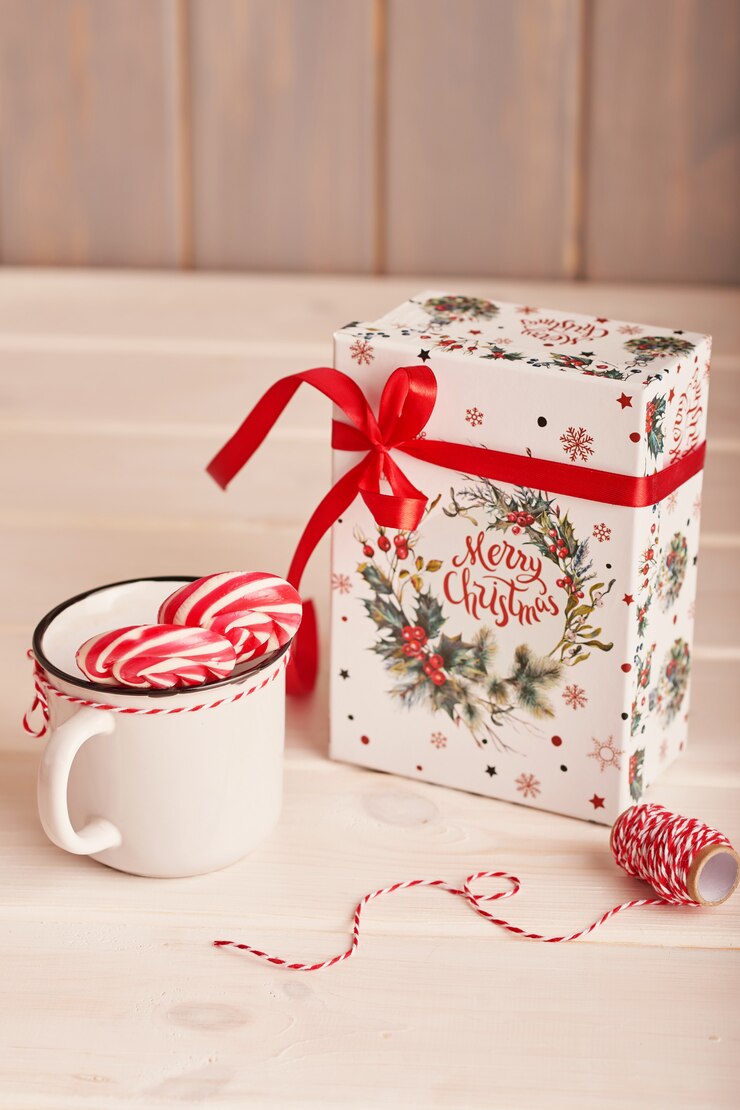 Photo bonbons du nouvel an guimauves, sucettes et lait sur la table avec des cadeaux