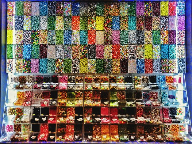 Photo des bonbons exposés en magasin à la vente