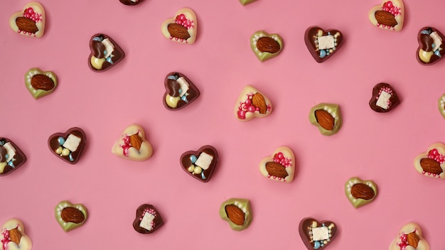 Bonbons faits à la main en forme de coeur sur fond rose