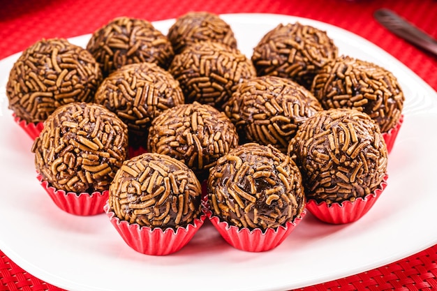 Bonbons faits maison appelés brigadeiroquot bonbons de fête d'anniversaire traditionnels brésiliens à base de lait concentré et de chocolat en poudre