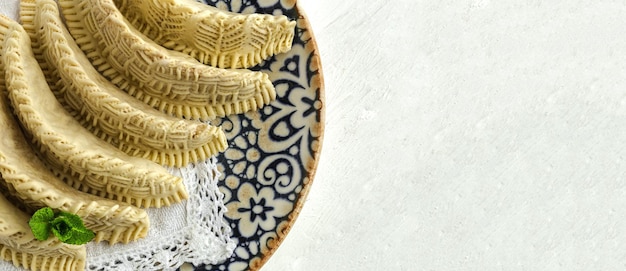 Bonbons faits maison à partir de cornes de gazelle pour le Ramadan Gros plan détaillé de Kaab El Ghazal fraîchement cuit, un bonbon marocain également connu sous le nom de cornes de gazelle Nourriture halal