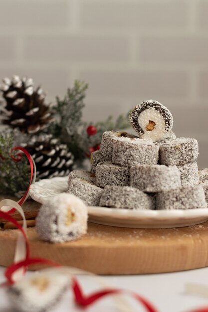 Bonbons festifs de Noël avec des décorations de saisons sur fond blanc