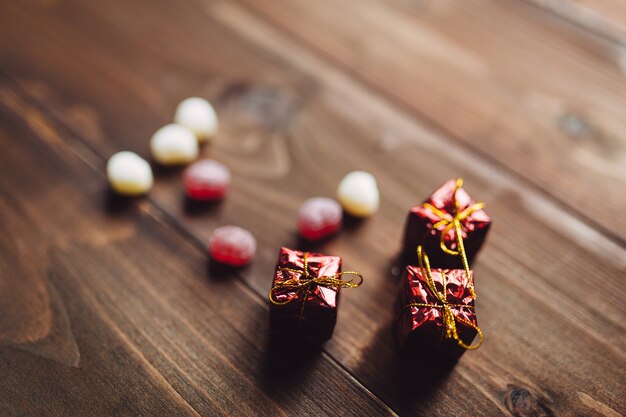 Bonbons en forme de coeur avec des cadeaux de Noël