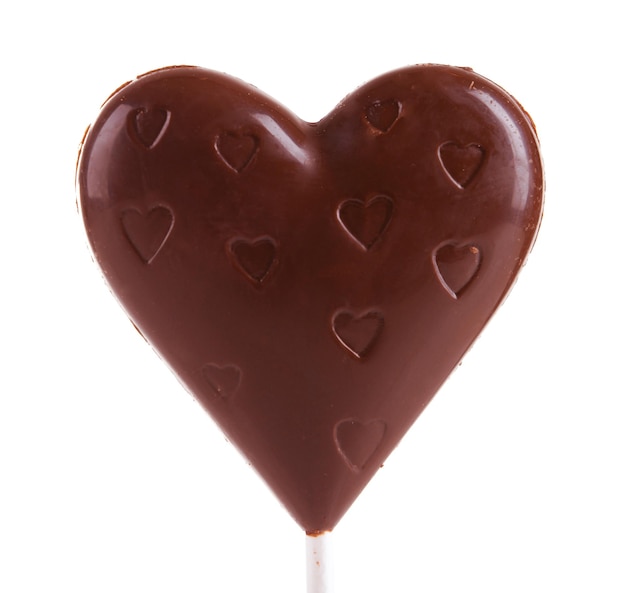 Bonbons en forme de coeur de chocolat sur bâton isolé sur blanc