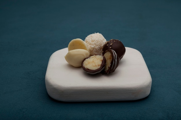 Bonbons fourrés au fromage, recouverts de blanc et de chocolat