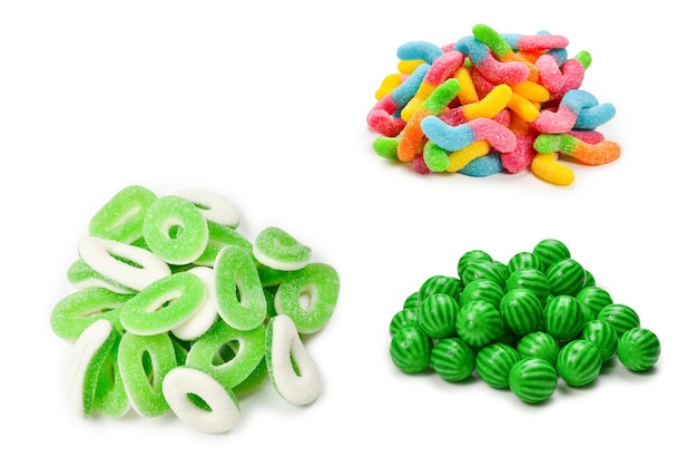 Bonbons de gelée colorés juteux isolés sur blanc Bonbons gommeux Serpents